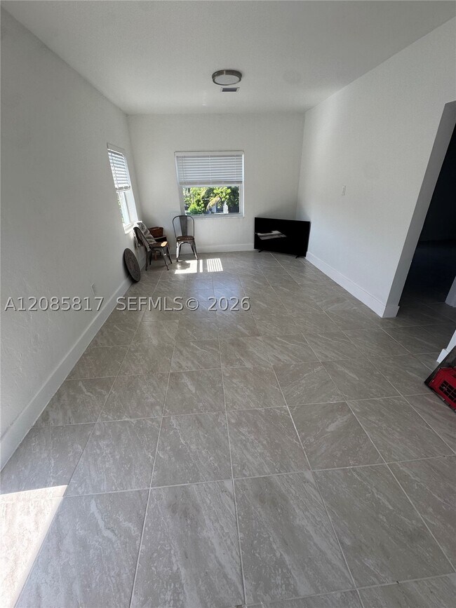 Photo - 850 SW 5th St Unit 2