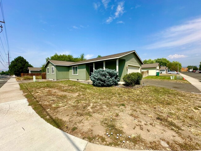 3 Bedroom 2 Bath Home with Garage and Yard - 3 Bedroom 2 Bath Home with Garage and Yard