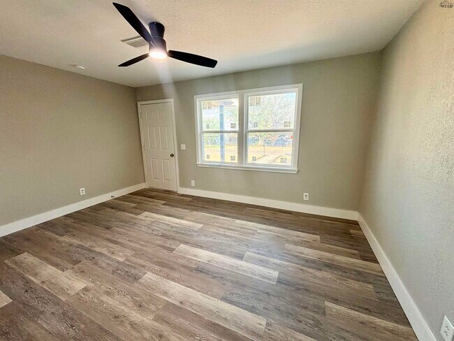 305 S Louisiana Ct
