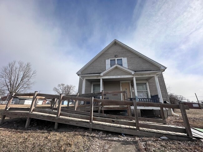 Building Photo - 905 Oak-