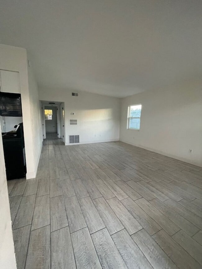 Photo - 2 Bed 1 Bath Home | Pet Friendly | Washer Dryer Hook Ups | Section 8 Welcome