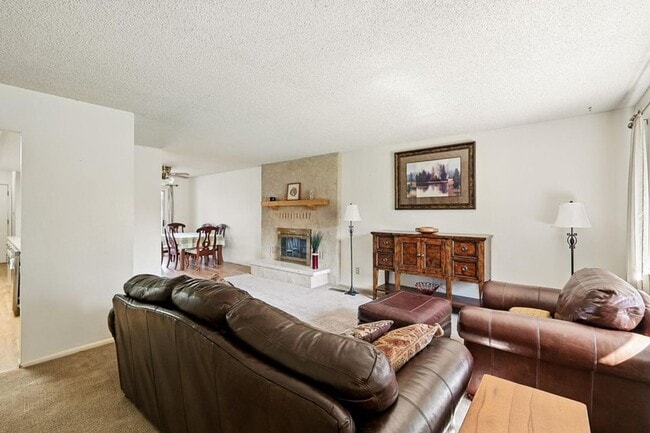 901 3 Fountains Dr