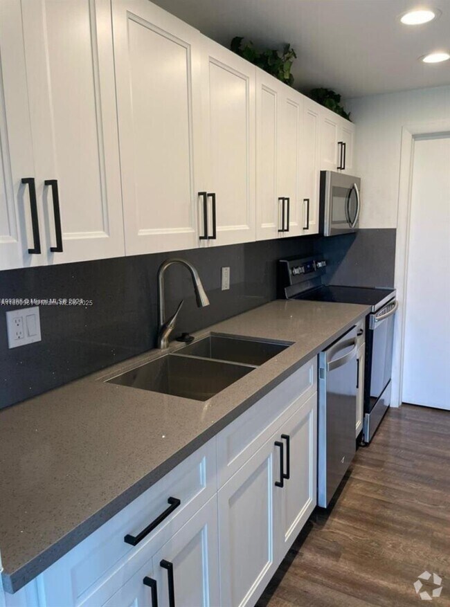 Building Photo - 4164 Inverrary Dr Unit 301 Rental