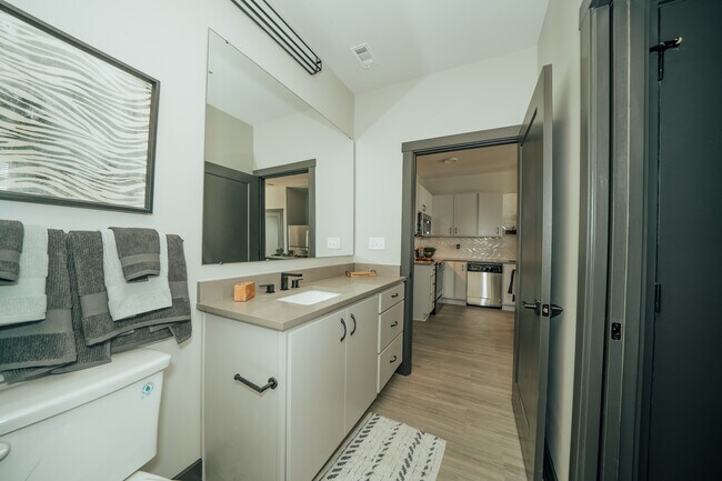 1BR, 1BA - 686-770 SF - Bathroom