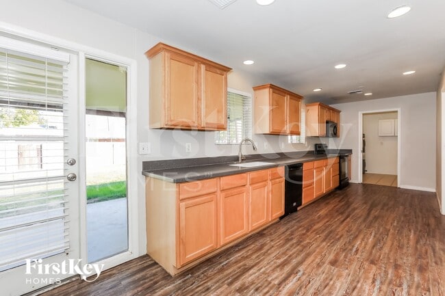 Photo - 1010 W 4th Pl