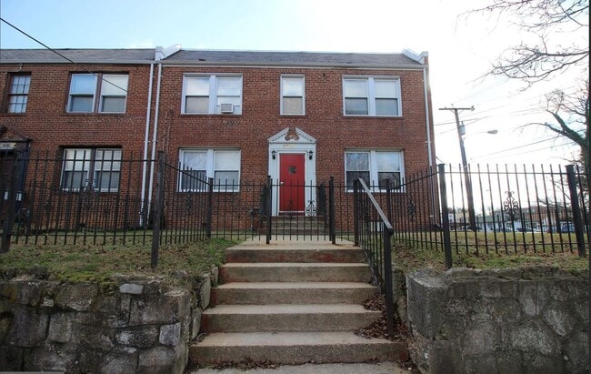 Building Photo - 3301 D St SE