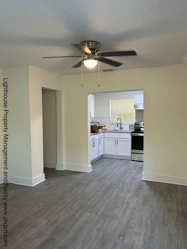 Photo - Beautiful 5 Bedroom Home With Modern Updates Throughout