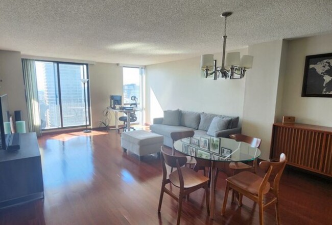 Spacious living/dining area with West view of City - 70 W Huron St Unidad 2407 Rental