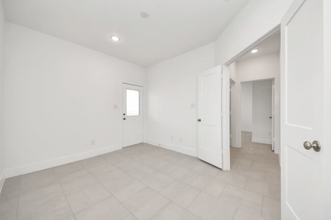 Building Photo - 1420 Shaded Rock Dr