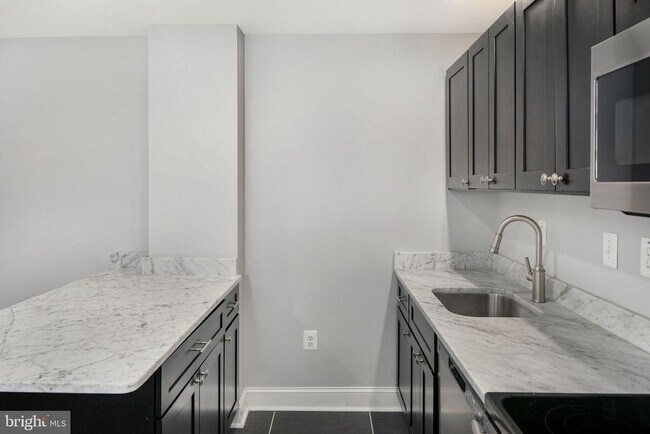 Photo - 225 Channing St NE