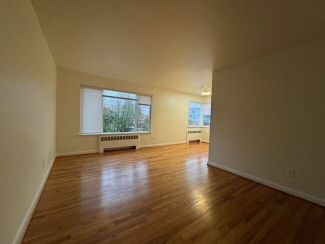 Photo - North Admiral 1BR, Small 4-Unit Building, Top Floor! Unidad 4300 SW Seattle St