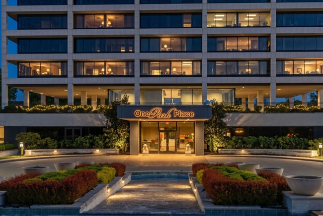 Building Photo - 700 W 31st St Unit 404