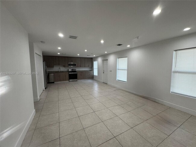 Building Photo - 605 NW 3rd Ave Unit East