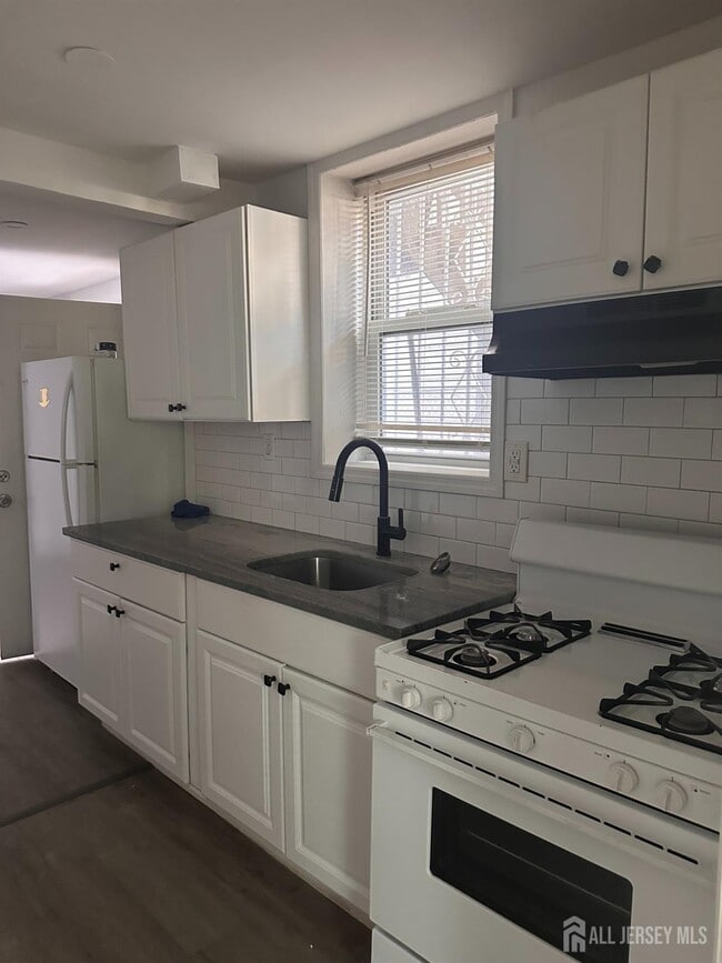 Building Photo - 308 Second St Unit 1