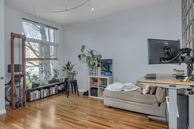 Separate sitting area for office or den - 618 NW 12th Ave Unit 204