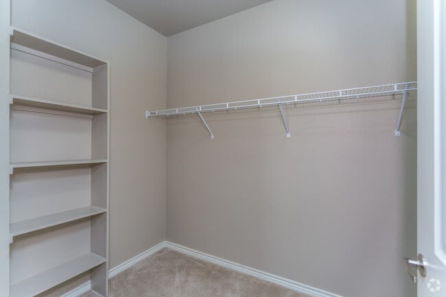 1BR, 1BA - 825 SF