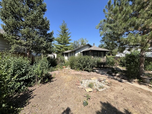 Photo - 1649 Roslyn St