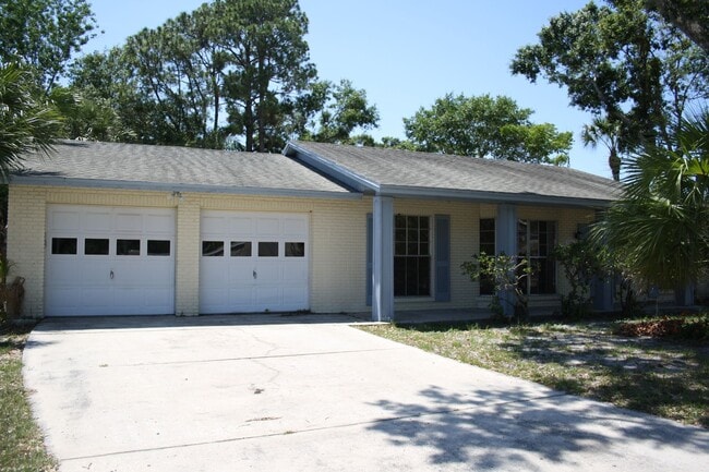 Building Photo - Desirable Town 'N' Country Location Rental