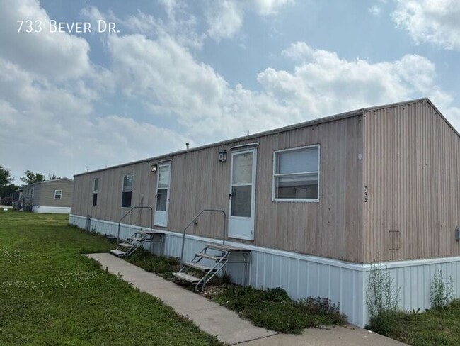 Building Photo - 733 W Bever Dr