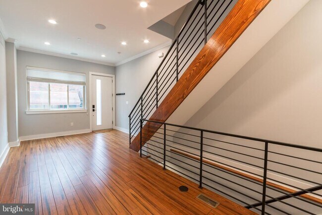 Photo - 2329 Gerritt St