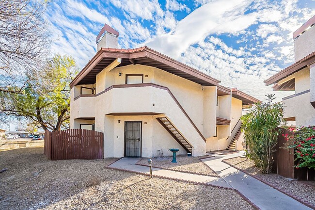 Bright, open 2nd floor condo in Phoenix! - Bright, open 2nd floor condo in Phoenix!