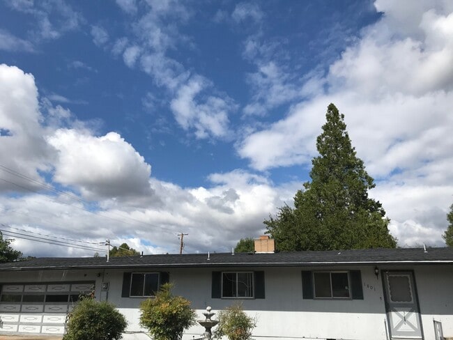 Building Photo - 1801 Siskiyou Blvd