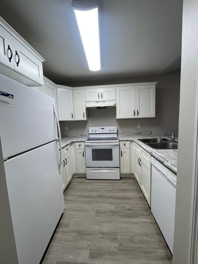 Photo - 185 Leeswood Cir