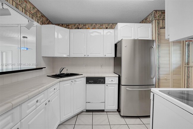 Building Photo - 5431 NE 25th Ave Unit 103b