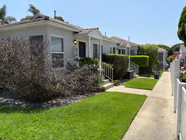 Exterior Walkway - 2202 Ocean Park Blvd Apartments Unit C