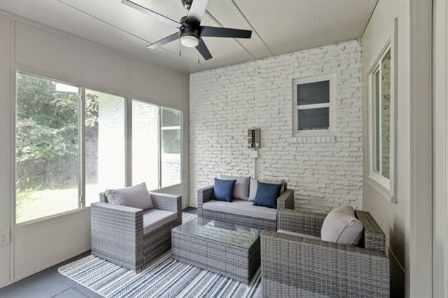 Photo - 3 bedroom 2 bath house 1-car garage walk to TMH!! Available in MAY!