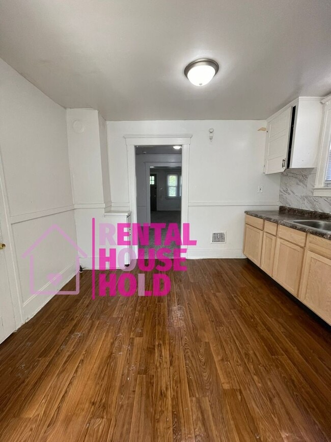 Building Photo - ~ 3 BEDROOM 1 BATH FREE PRE-SCREEN Rental