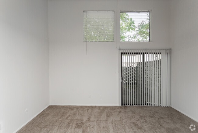 1BR, 1BA - 808 SF