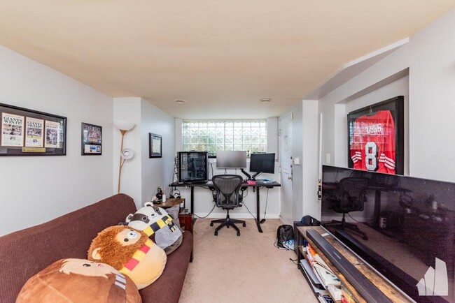 Building Photo - 4 bedroom in Chicago IL 60613 Unit 1 Rental