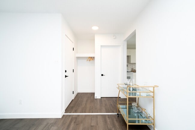 Photo - 10021-10154 154 St Unit 6