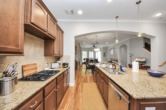 Photo - 584 Bomar St