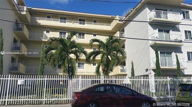 Building Photo - 134 SW 7th Ave Unit 206