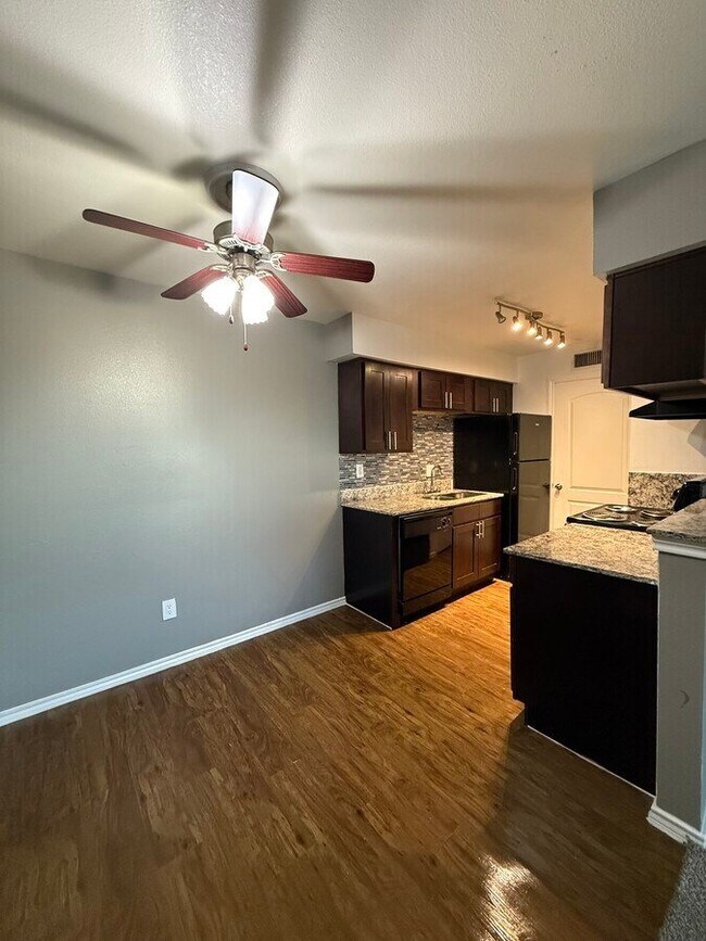 Photo - 1901 Lakeview Cir Unidad Parc Lake / Bay Shore Village - 2 Bedroom