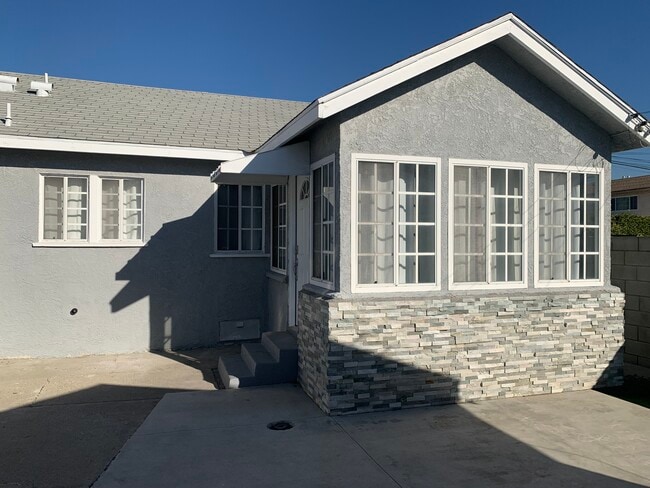 Building Photo - 754 West 18th Street Rental