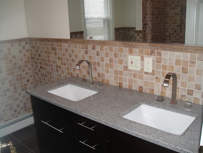 Bath - 14 Eaton St Apartment Unit 1