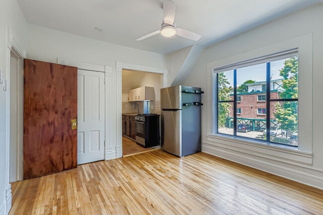Building Photo - Charming Upper-Level 2 bed 1 bath Unit in ... Rental