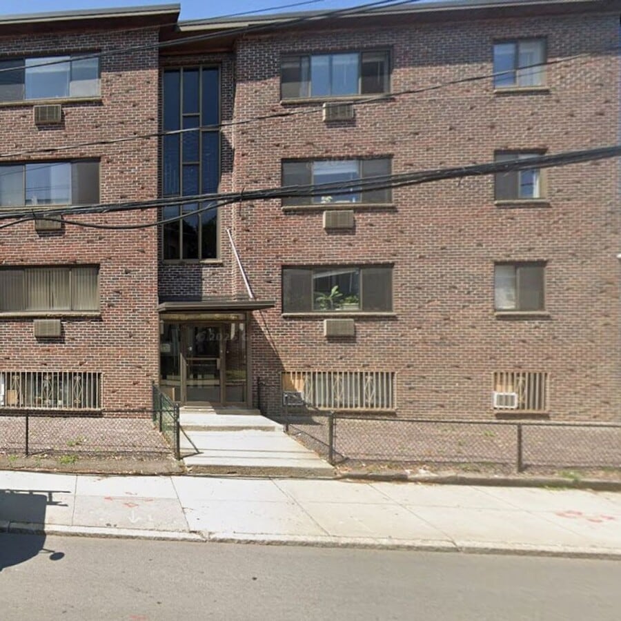 4Br/2Bth apartment, convenient location, Laundry in unit! Walk to Green Line! - 4Br/2Bth apartment, convenient location, Laundry in unit! Walk to Green Line!