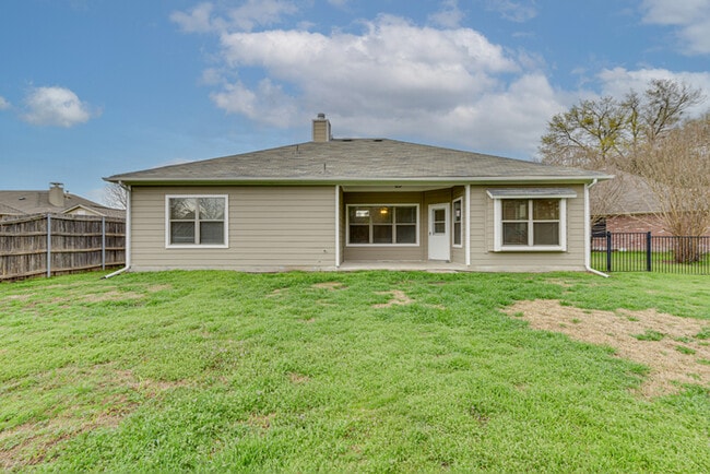 Photo - 102 Paloma Cir
