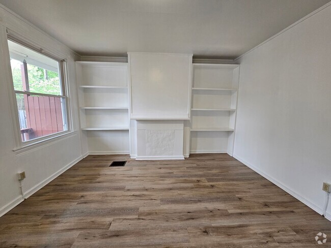 Building Photo - Spacious 3 bedroom 1 bath townhouse for re...