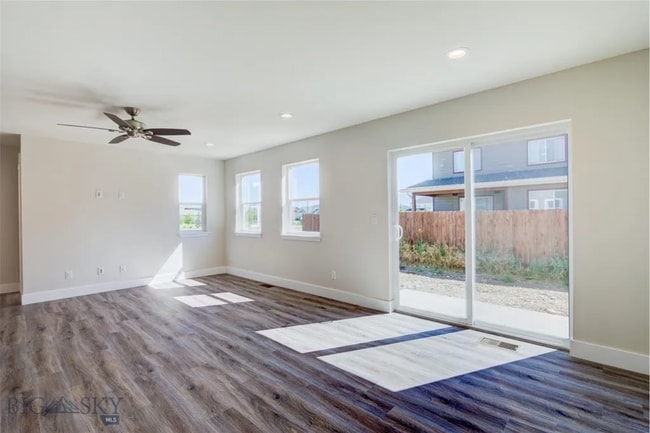 Photo - 710 Black Diamond St