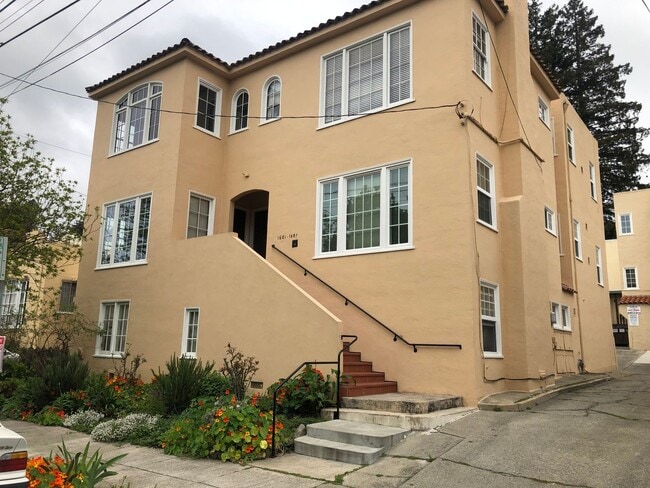 Building Photo - COMING SOON-large bedroom and is located n... Unit Apt 1683