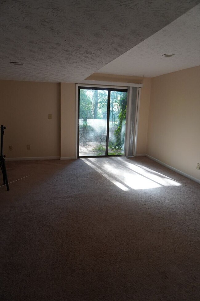 Photo - 195 Woodstone Dr