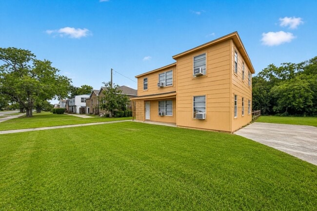 1028 5th Ave N