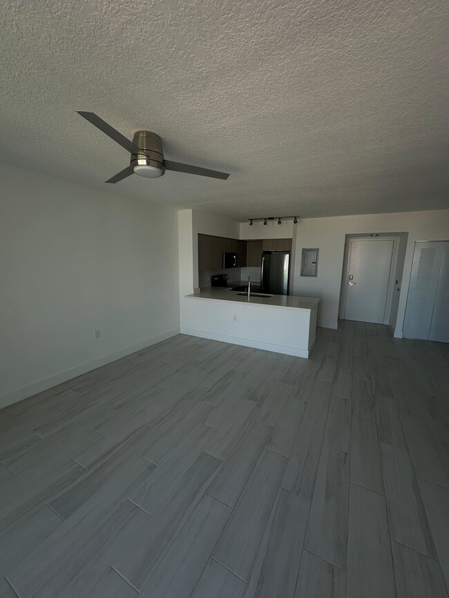 Building Photo - 680 NE 1st St Unit A1 Rental
