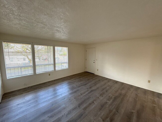 Photo - 1594 Tripp St SE