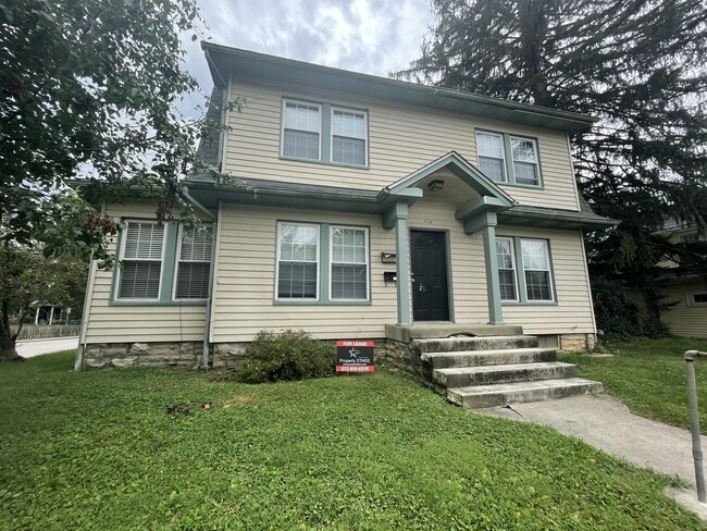 Photo - 714 E 1st St